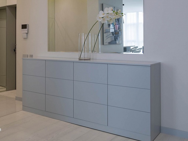 Светло-серый комод в стиле минимализм