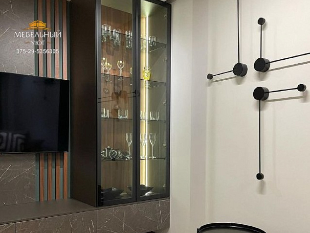 Серая стенка с открытыми полками и витриной