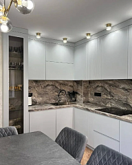 Светлая угловая кухня с матовыми фасадами фото. Кухни на заказ в Гомеле.