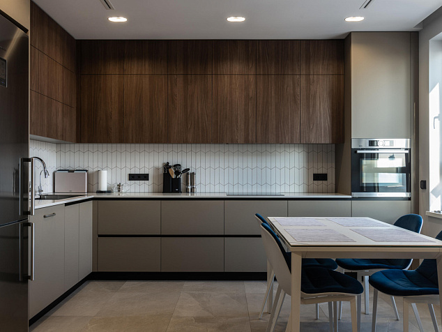 Угловая кухня из ЛДСП и матового МДФ и фурнитурой Blum фото с ценой. Мебельный уют.